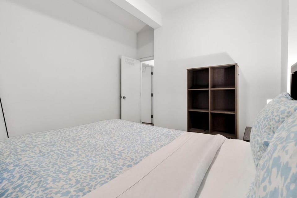 Downtown MTL Metro Access Chic 2BR Stay Apartment in Laval