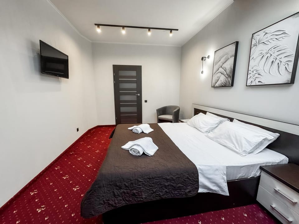 Bed, TV and multimedia, Photo of the whole room, Bedroom, towels