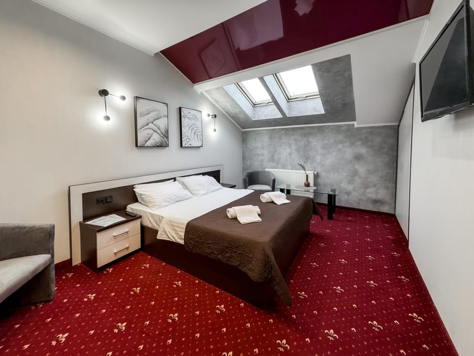 Bed, TV and multimedia, Photo of the whole room, Bedroom