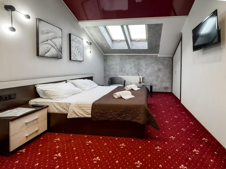 Bed, TV and multimedia, Photo of the whole room, Bedroom, towels