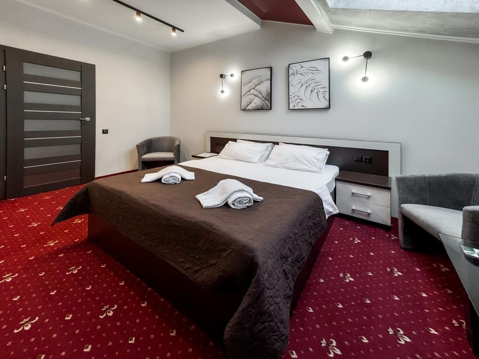 Bed, Living room, Seating area, Bedroom, towels