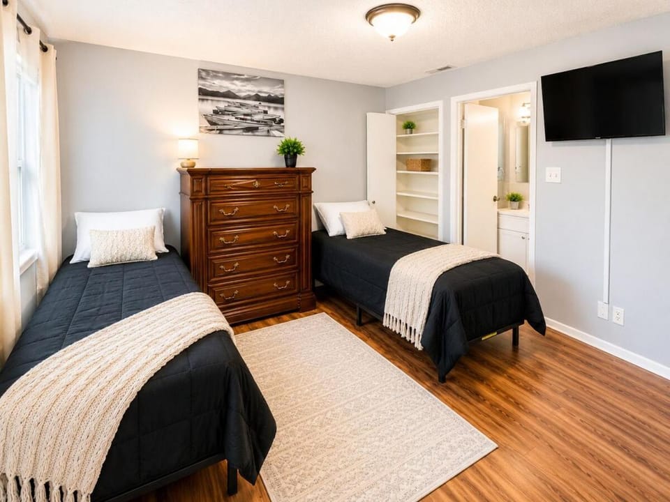 4BR 3 BA Retreat Near Randolph AFB Sleeps 8 Fast WiFi House in Schertz