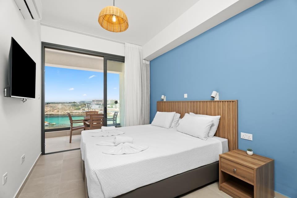 Bed, TV and multimedia, View (from property/room), Balcony/Terrace, Bedroom