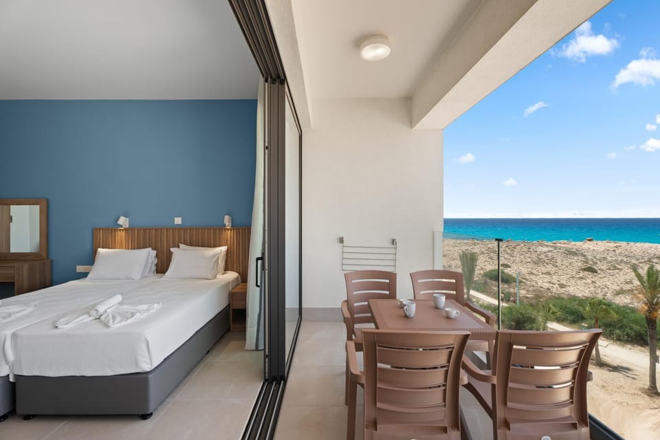Bed, Natural landscape, View (from property/room), Balcony/Terrace, Sea view
