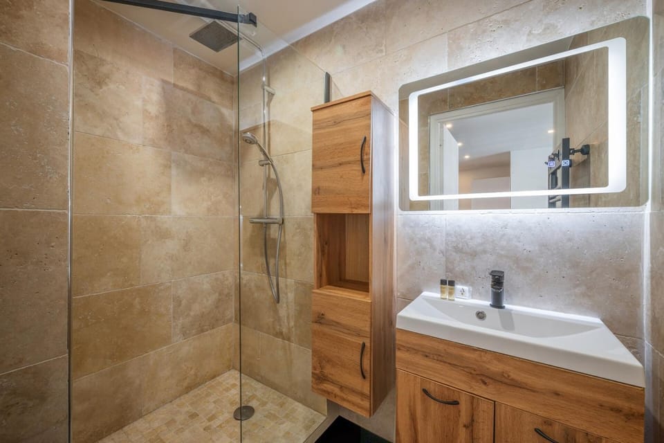 Shower, Bathroom, towels