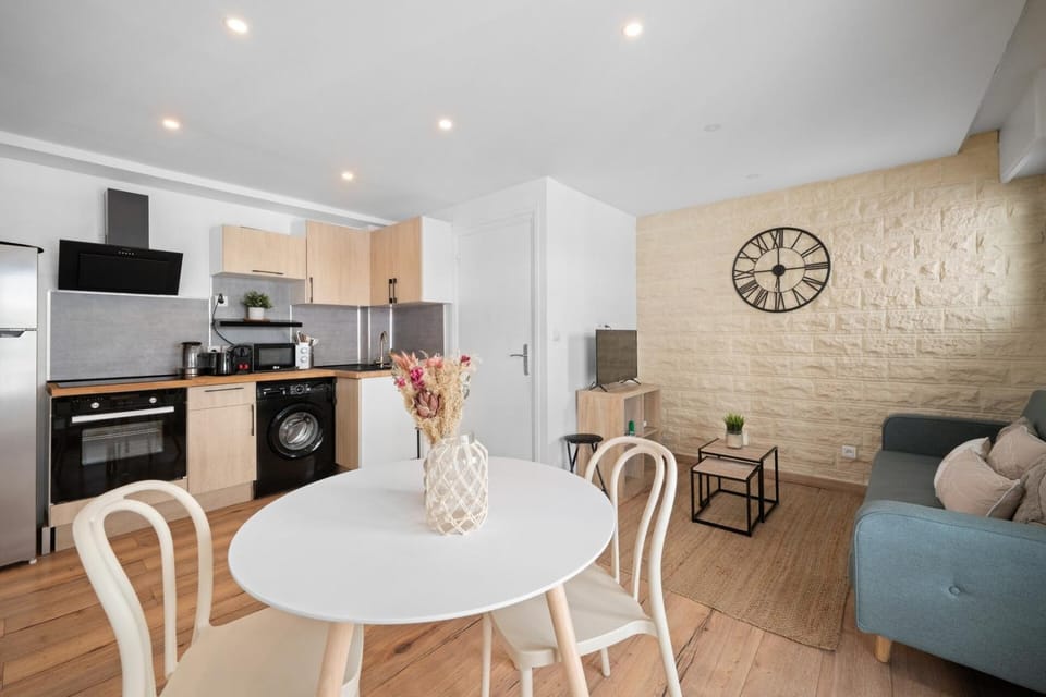 Kitchen or kitchenette, Living room, Seating area, Dining area, dishwasher, minibar, oven, stove, toaster