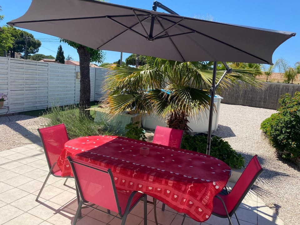 Villa Carla F2 piscine privée clim plage au calme 3 pers max Grau d Agde House in Agde
