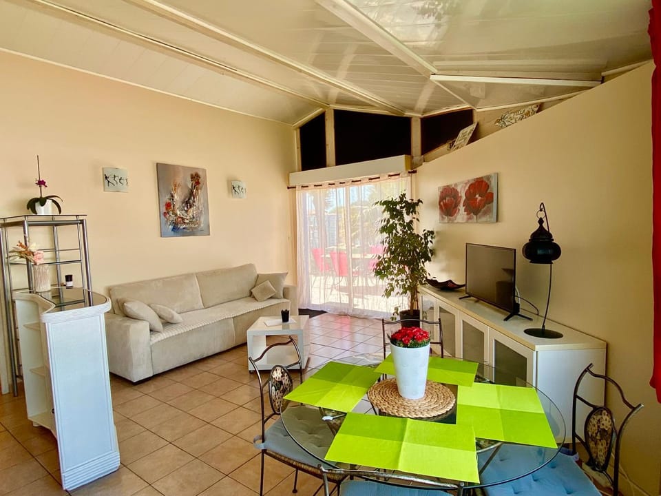 Villa Carla F2 piscine privée clim plage au calme 3 pers max Grau d Agde House in Agde