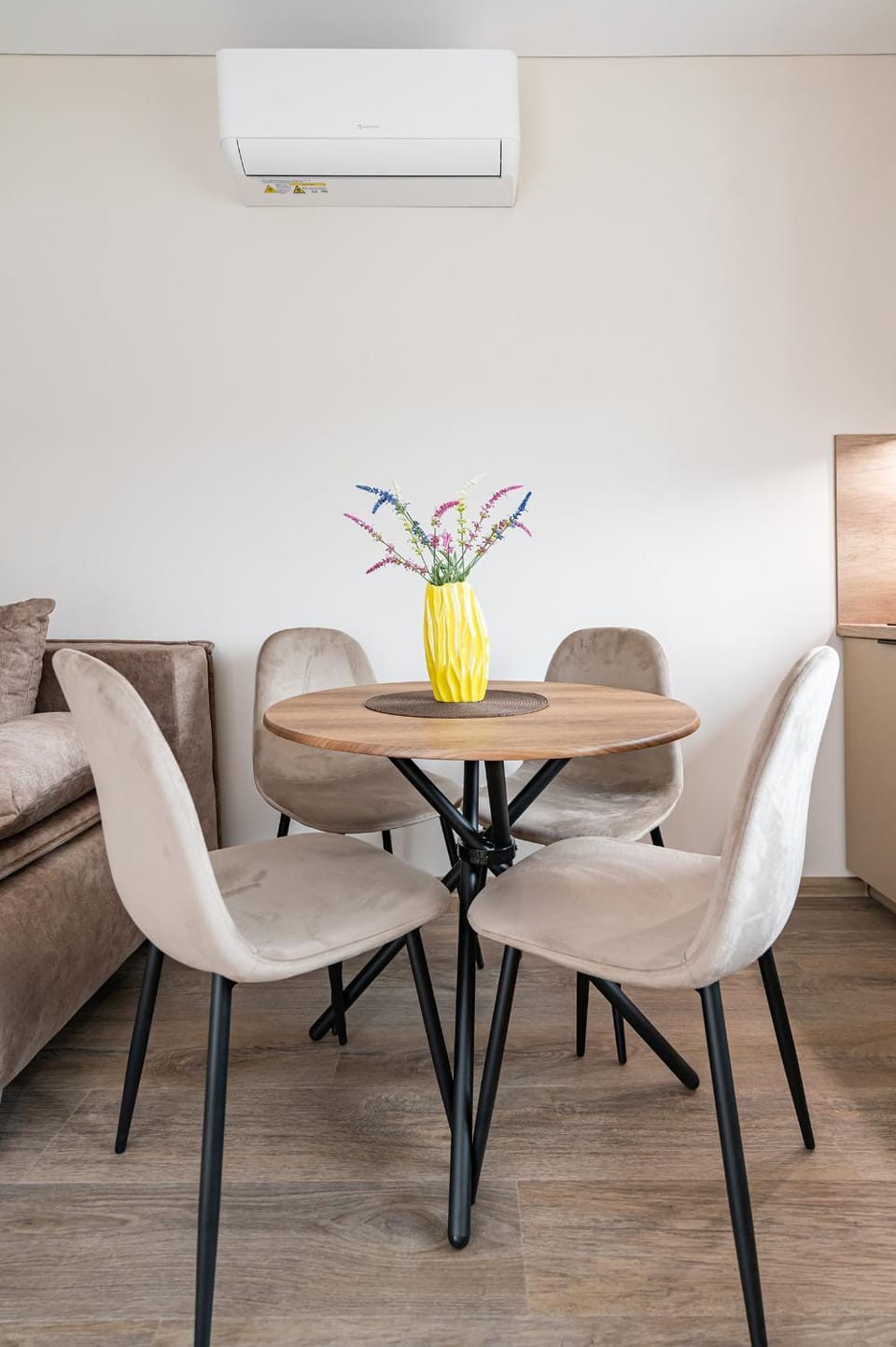 Living room, Seating area, Dining area, air conditioner