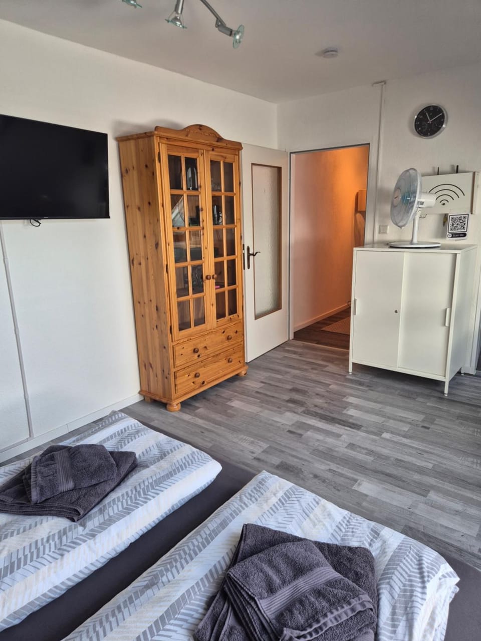 Bed, TV and multimedia, Photo of the whole room, Bedroom