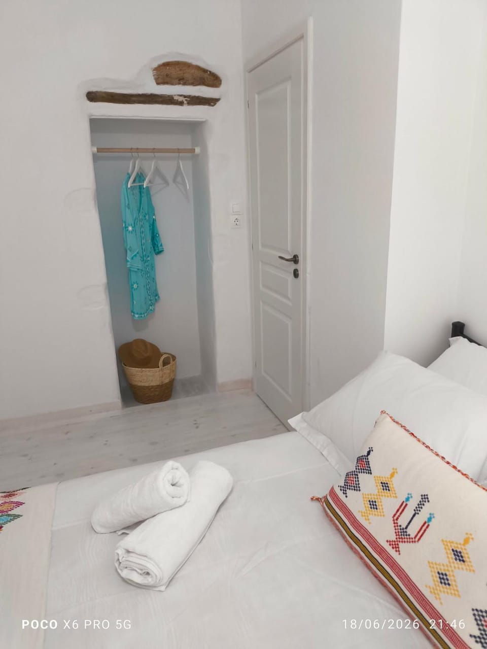 Photo of the whole room, wardrobe