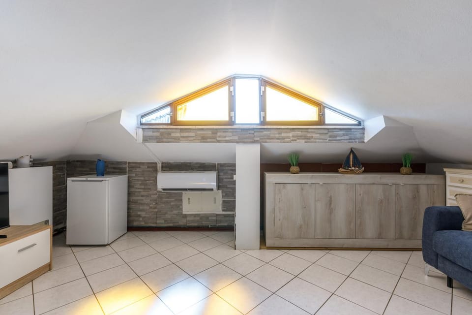 Kitchen or kitchenette, oven