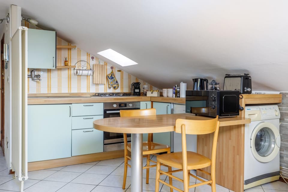 Coffee/tea facilities, Kitchen or kitchenette, Dining area, oven, pet friendly, stove, toaster, washing machine