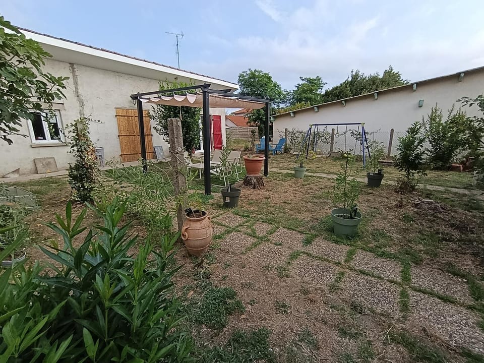 Property building, Spring, Day, Garden, Garden view