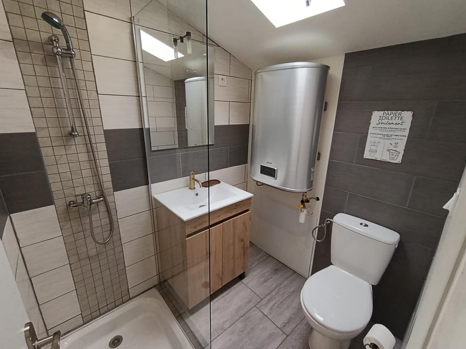 Shower, Toilet, Bathroom, towels