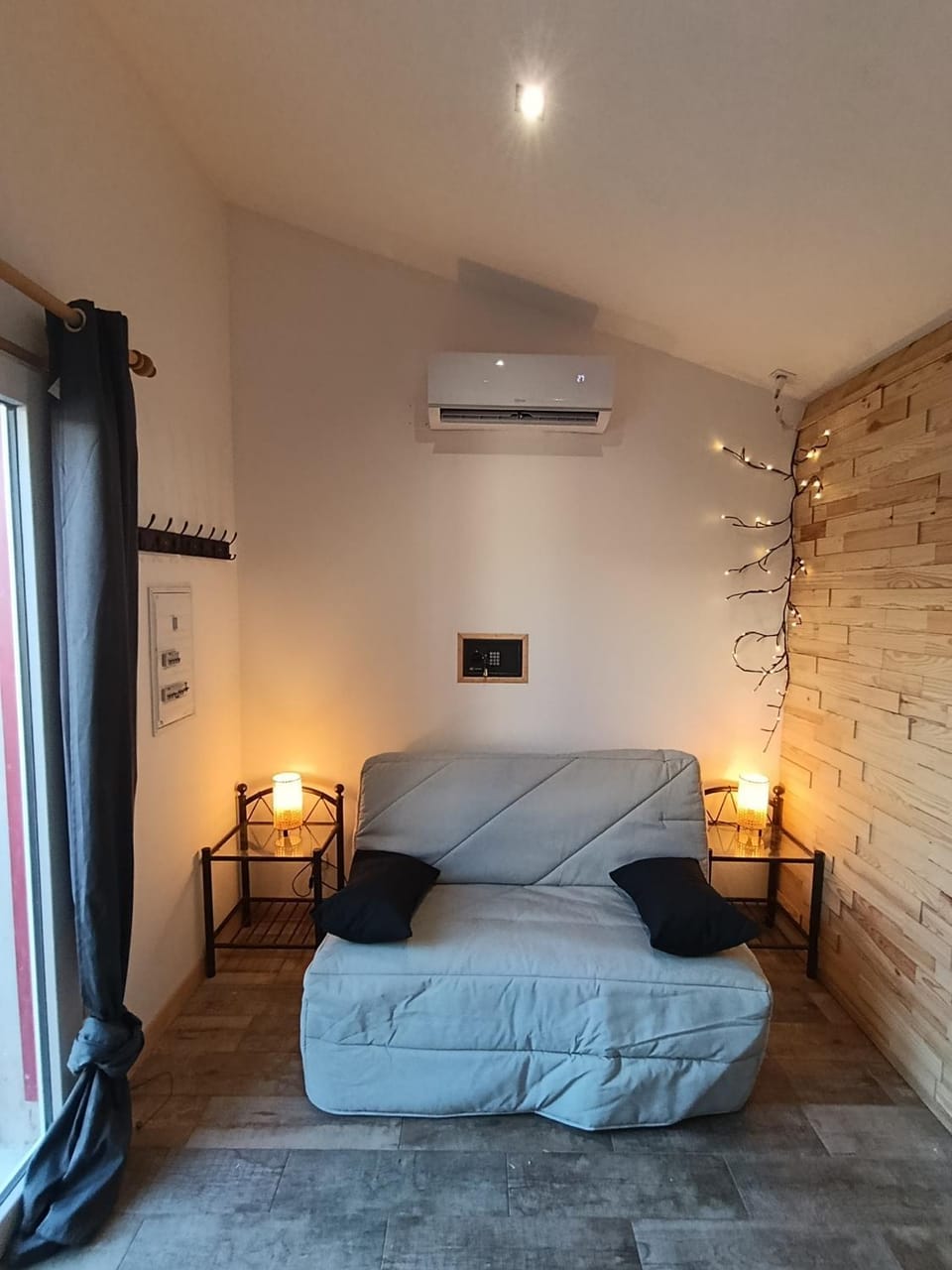 Bed, Photo of the whole room, Bedroom, air conditioner
