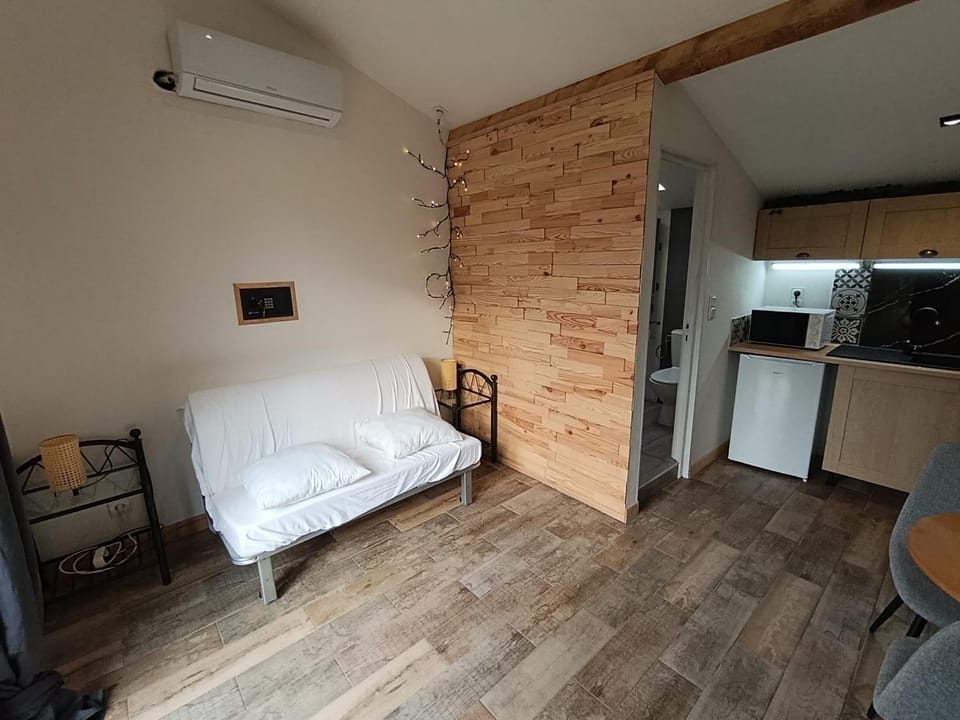 Bed, Kitchen or kitchenette, Photo of the whole room, Bedroom