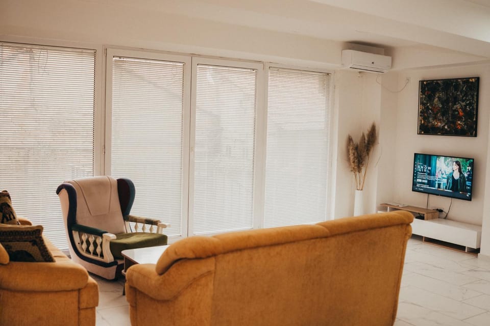 Communal lounge/ TV room, TV and multimedia, Living room, Seating area, Evening entertainment, air conditioner