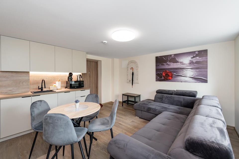 Coffee/tea facilities, Kitchen or kitchenette, Living room, Seating area, Dining area
