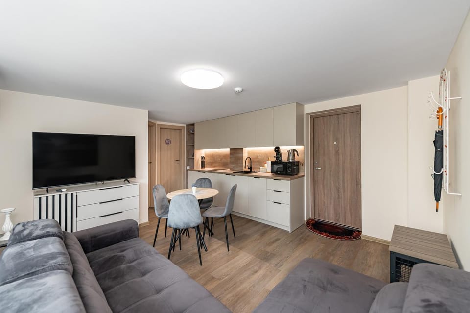 TV and multimedia, Coffee/tea facilities, Kitchen or kitchenette, Living room, Seating area, Dining area