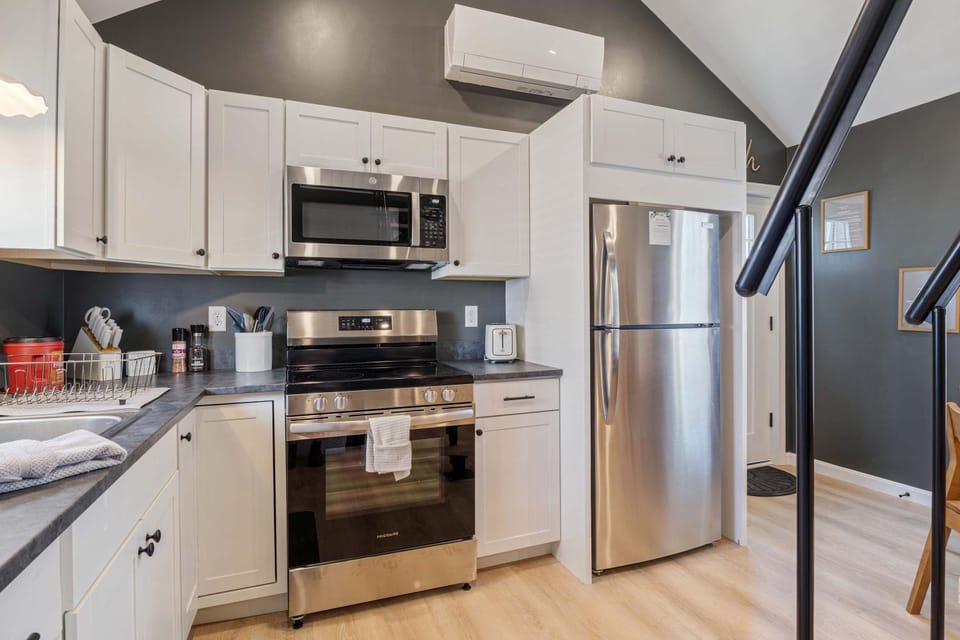 Pelican Cliff Cottage - Tiny Home at Hampton Beach House in Hampton Beach
