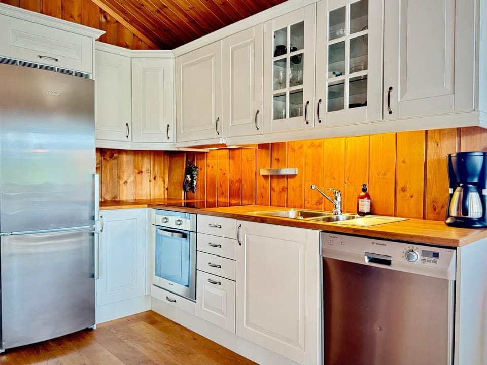 Coffee/tea facilities, dishwasher, oven, stove, kitchen, kitchen