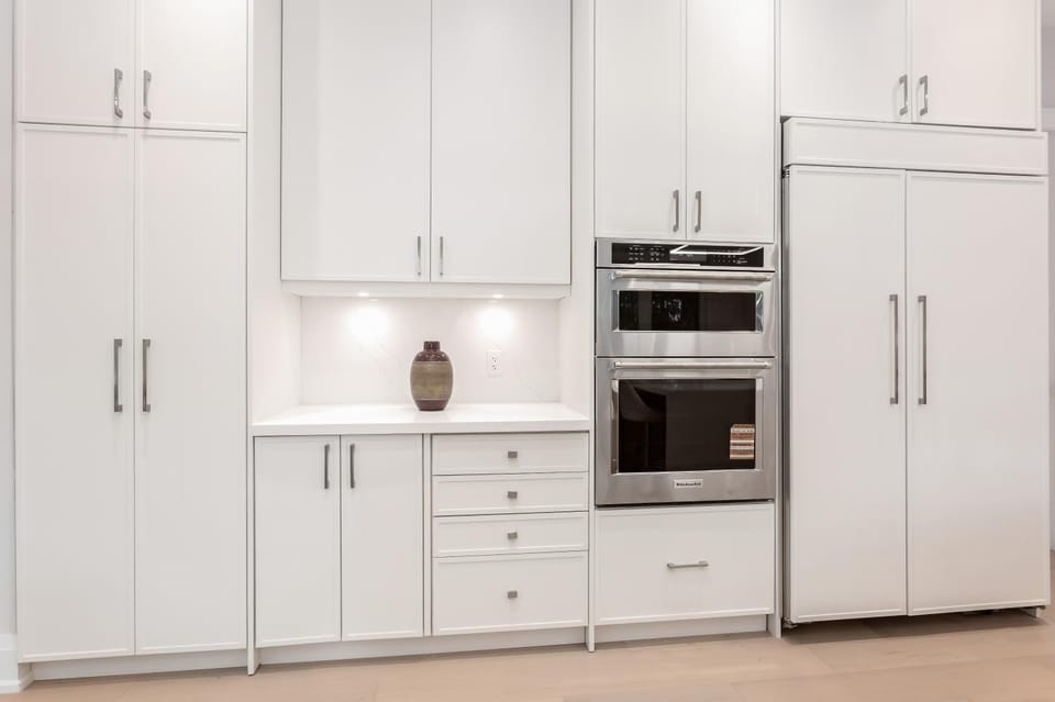 Kitchen or kitchenette, oven