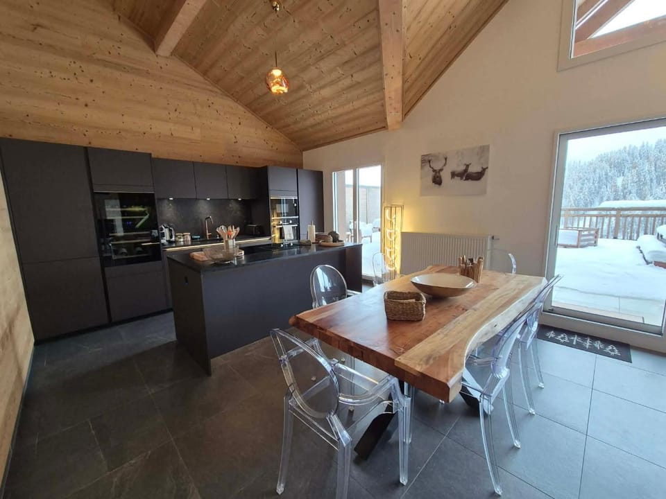 Kitchen or kitchenette, Dining area