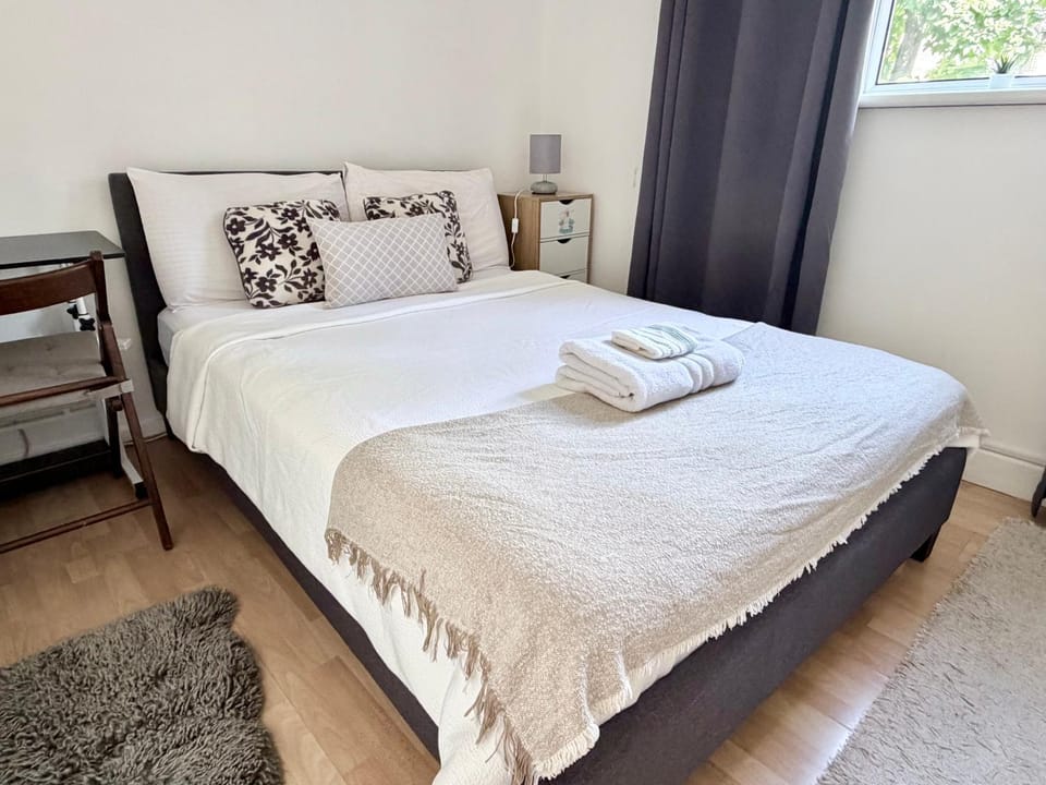 Bedroom, towels