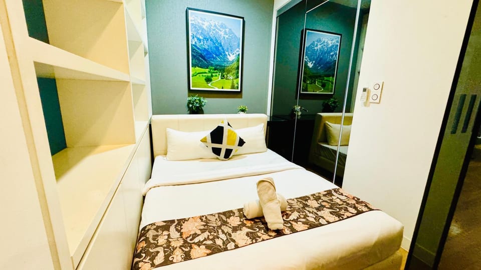 Bed, Seating area, Bedroom