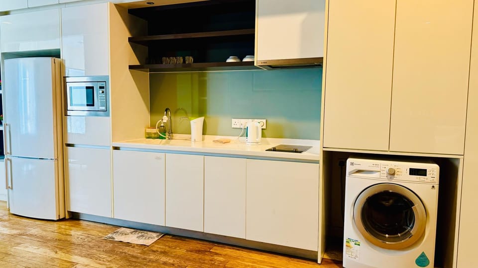 Kitchen or kitchenette, oven, washing machine