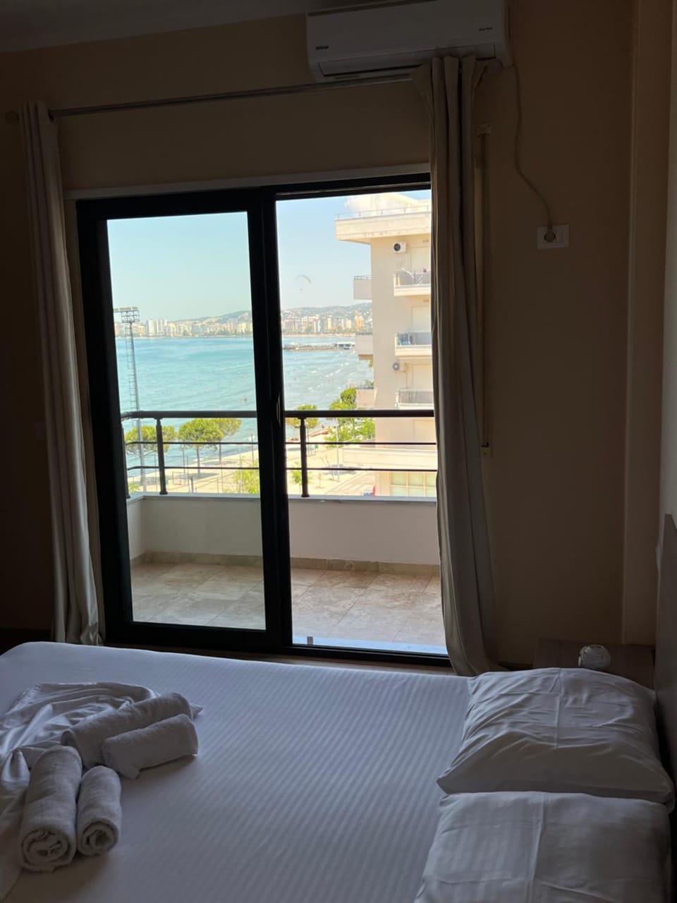 Natural landscape, View (from property/room), Balcony/Terrace, Photo of the whole room, Bedroom, Sea view, towels, air conditioner