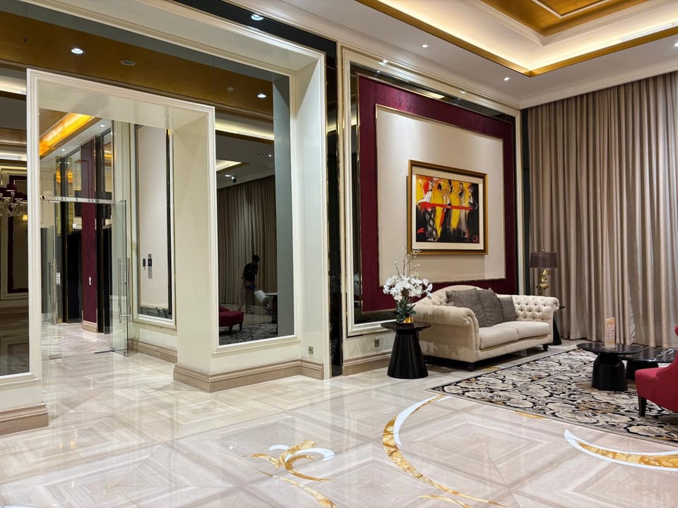Communal lounge/ TV room