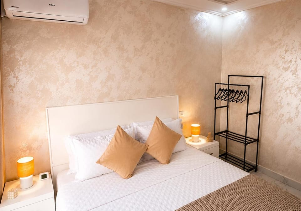 Bed, Photo of the whole room, Bedroom, air conditioner