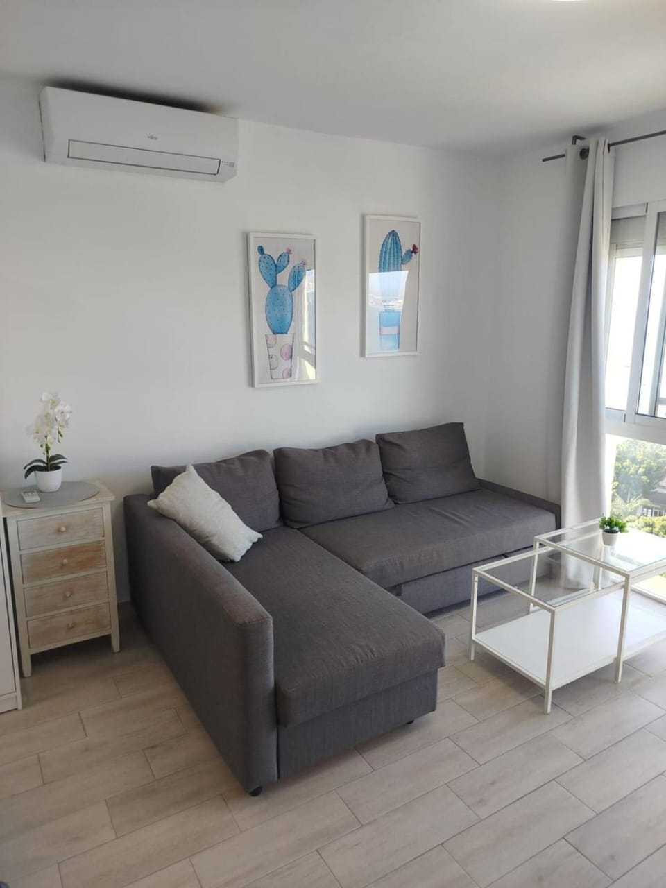 Living room, Seating area, air conditioner