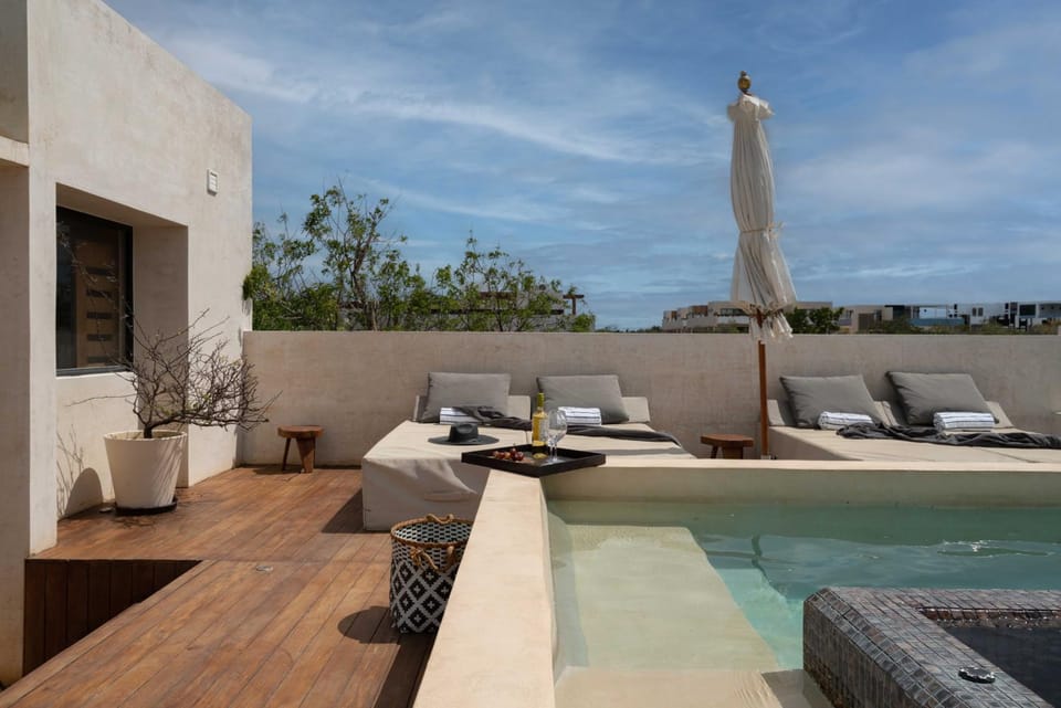 Patio, Day, Hot Tub, Balcony/Terrace, Seating area, Pool view, Swimming pool, sunbed