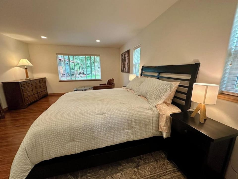 ElkLandia Suite- Rented separately, but in conjunction with Main Home rental Country House in Puget Sound