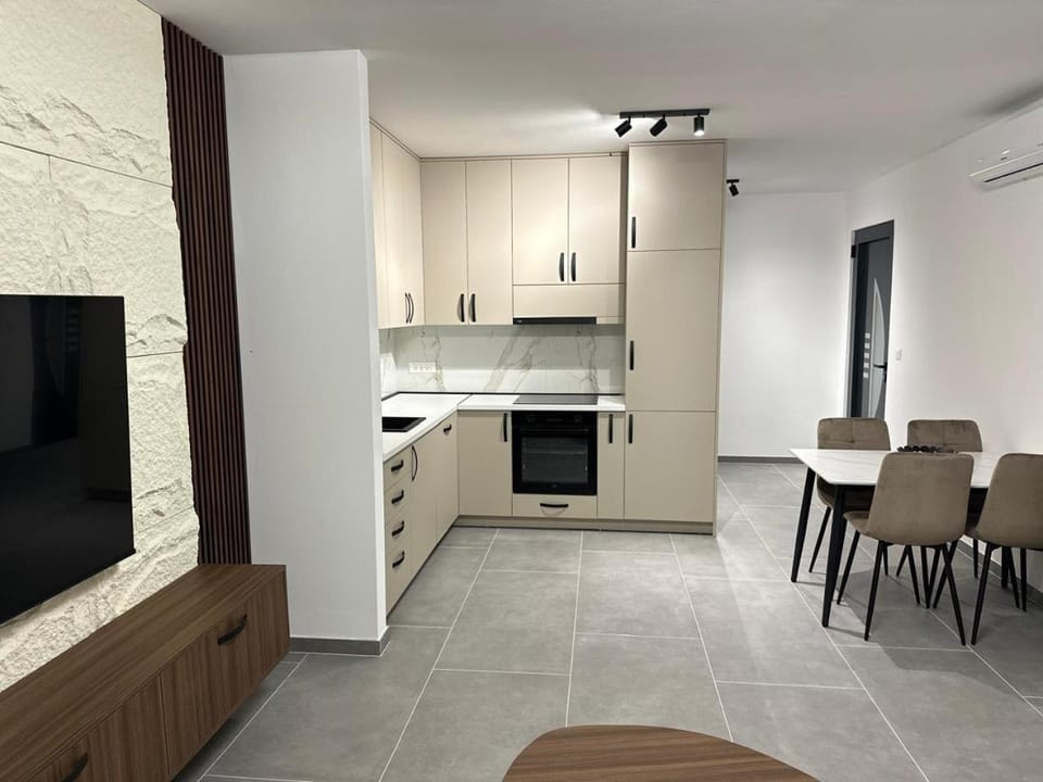 TV and multimedia, Kitchen or kitchenette, Dining area, dishwasher, oven