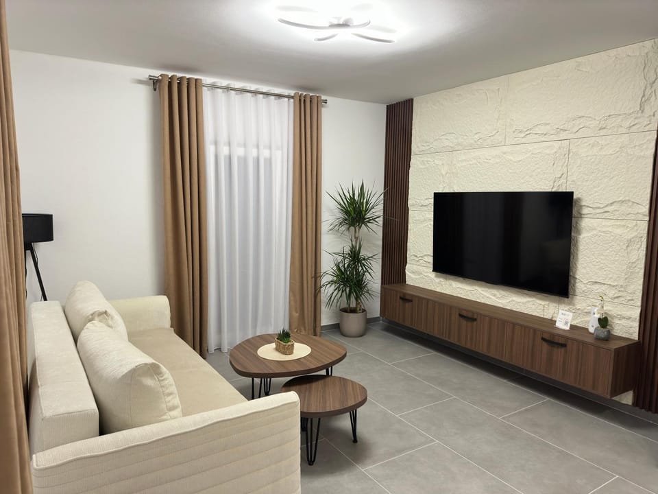 Communal lounge/ TV room, TV and multimedia, Living room, Seating area, Evening entertainment