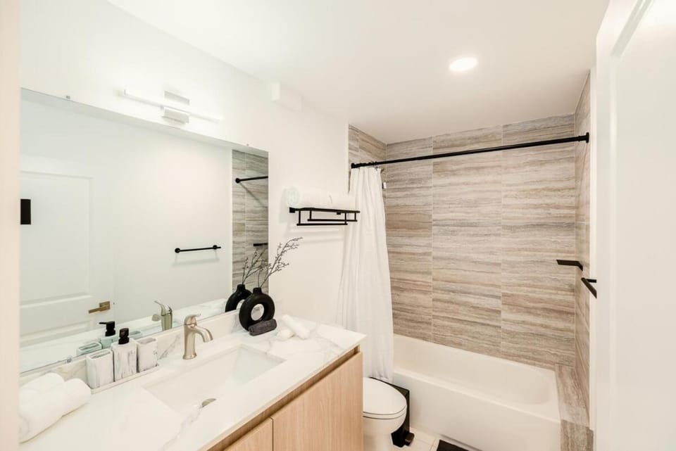 Luxury 4BR Private Pool Beach Area Apartment in Fort Lauderdale