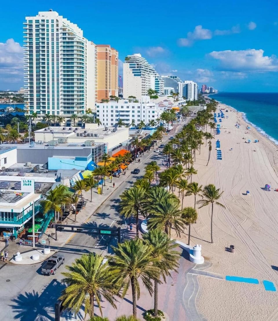 Luxury 4BR Private Pool Beach Area Apartment in Fort Lauderdale