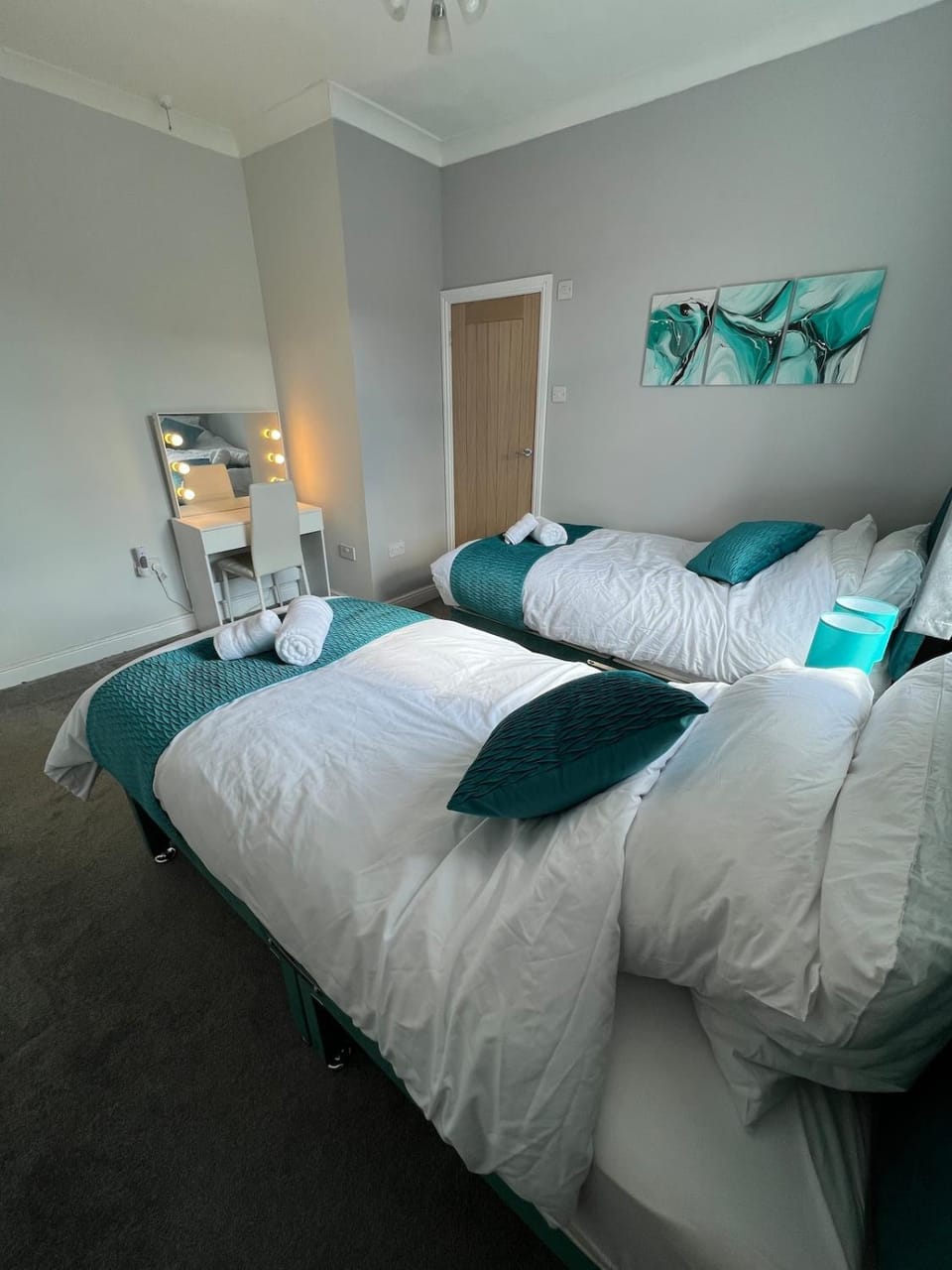 Bed, Photo of the whole room, Bedroom, towels