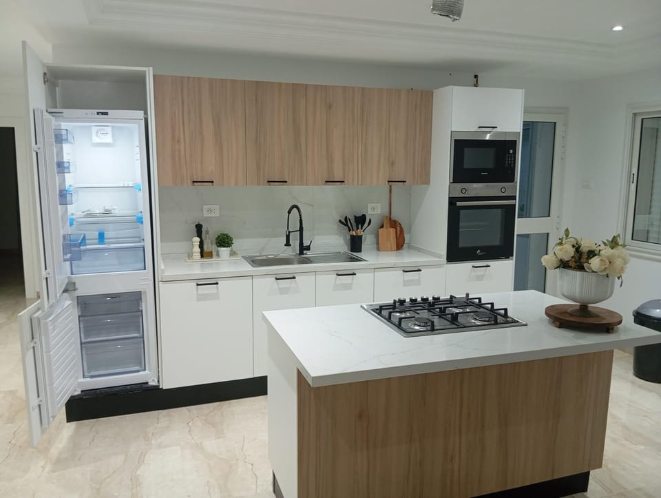 Kitchen or kitchenette, minibar, oven, stove
