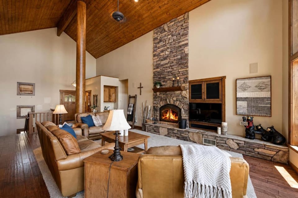 Shaver Dreamin - Mountain Views, Hot Tub Nights House in Shaver Lake