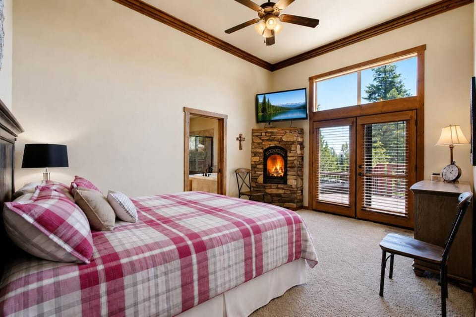 Shaver Dreamin - Mountain Views, Hot Tub Nights House in Shaver Lake