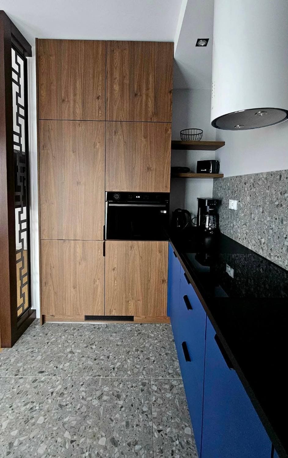Kitchen or kitchenette, oven