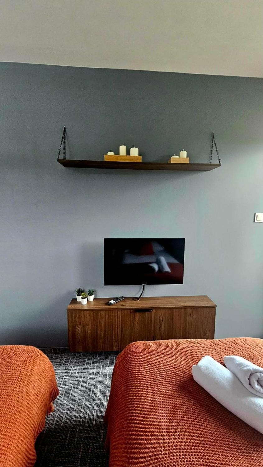 Bed, TV and multimedia, Bedroom
