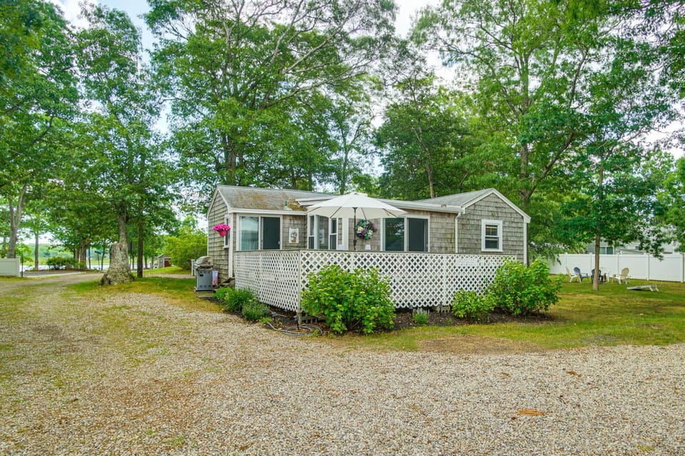 Charming Cape Cod Water-View Cottage House in New Seabury