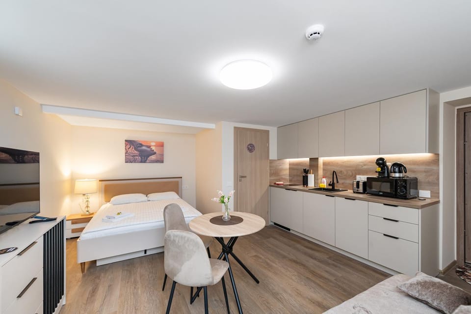 Coffee/tea facilities, Kitchen or kitchenette, Living room, Seating area, Dining area, Bedroom, pet friendly, stove, toaster