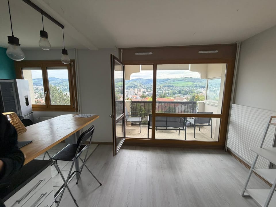 Cocon urbain avec vue panoramique Balcon Tout équipé Apartment in Saint-Étienne